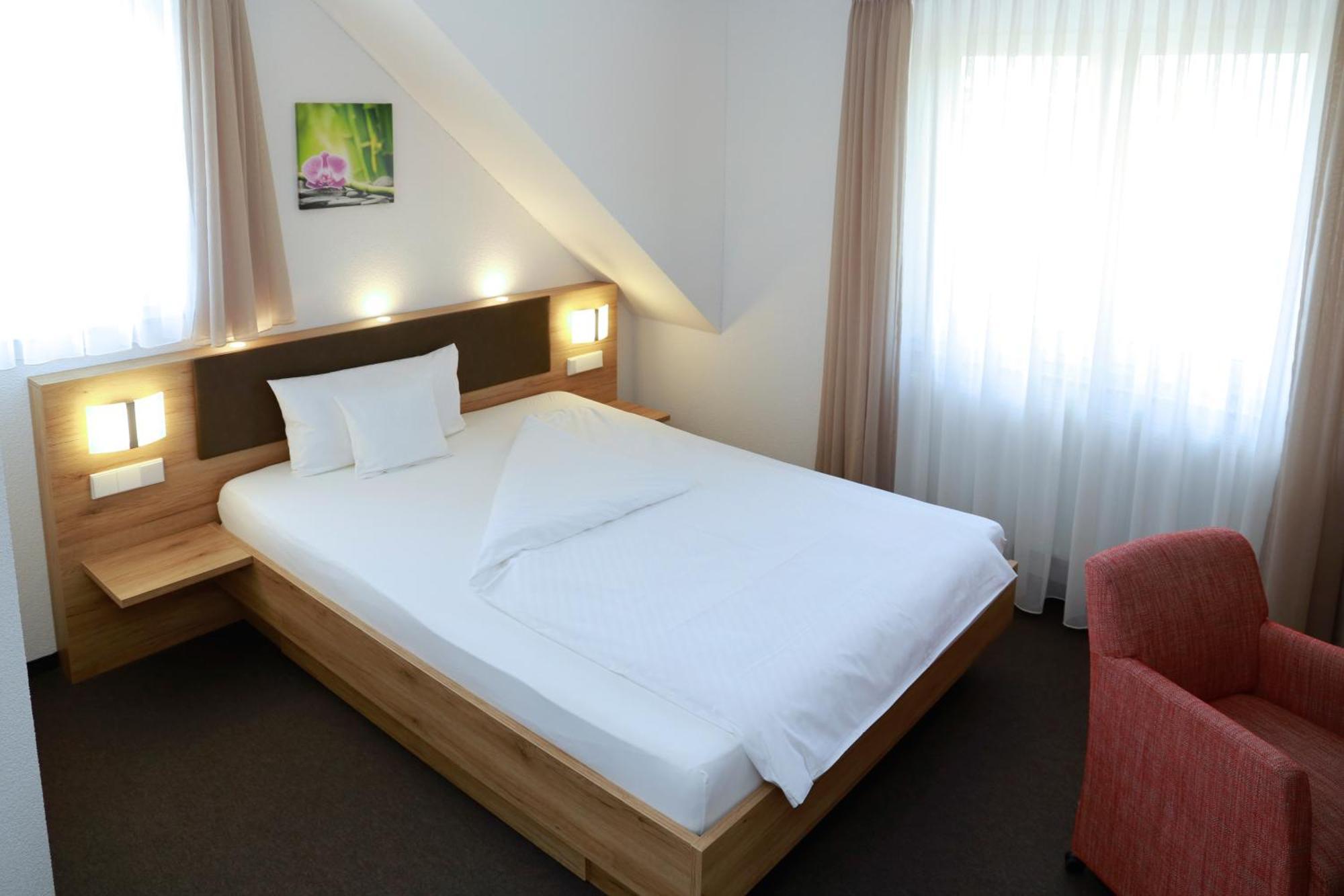 Hotel Gasthof Schuetzen Gbr Laupheim Exterior foto