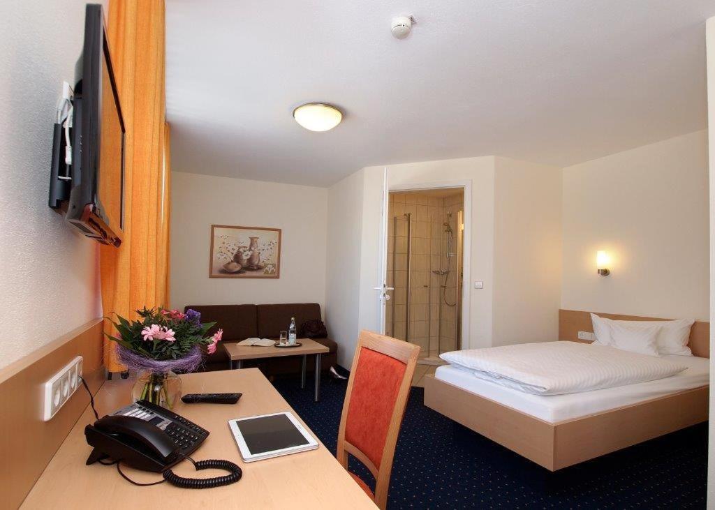 Hotel Gasthof Schuetzen Gbr Laupheim Exterior foto